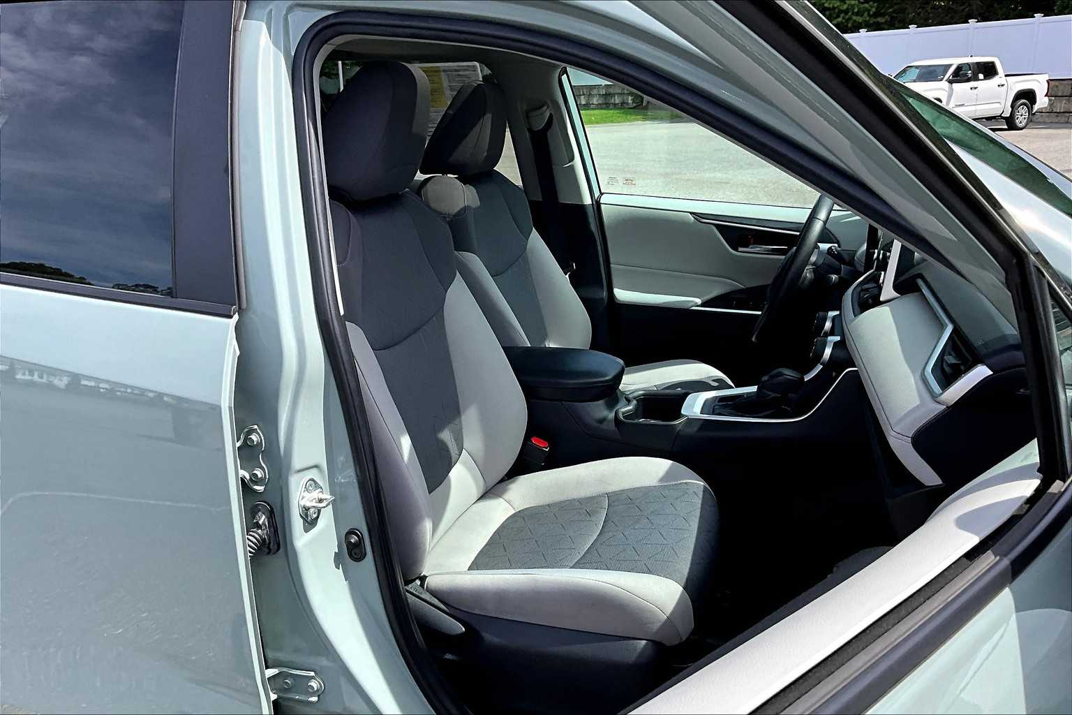2022 Toyota RAV4 XLE - Photo 11