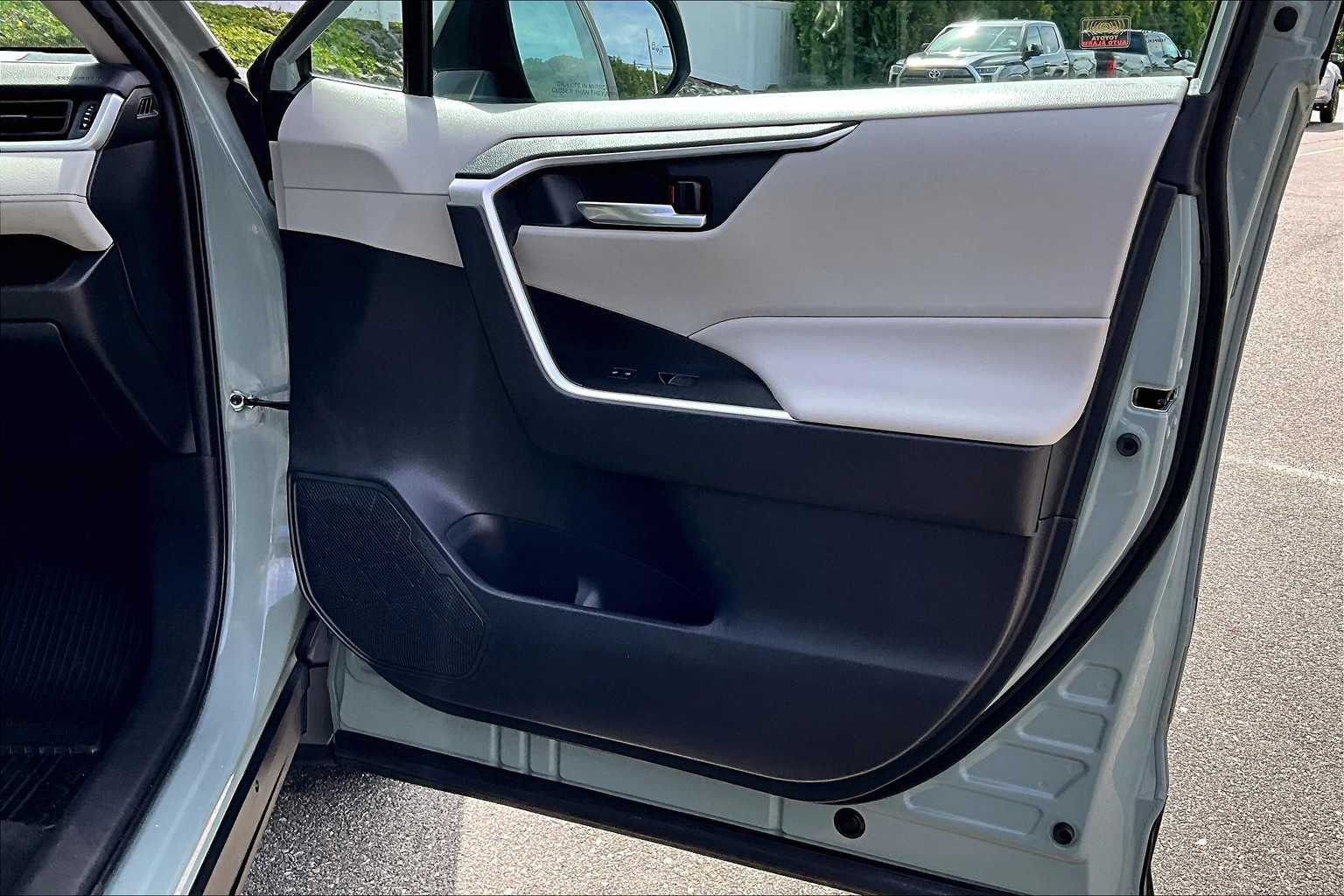 2022 Toyota RAV4 XLE - Photo 12