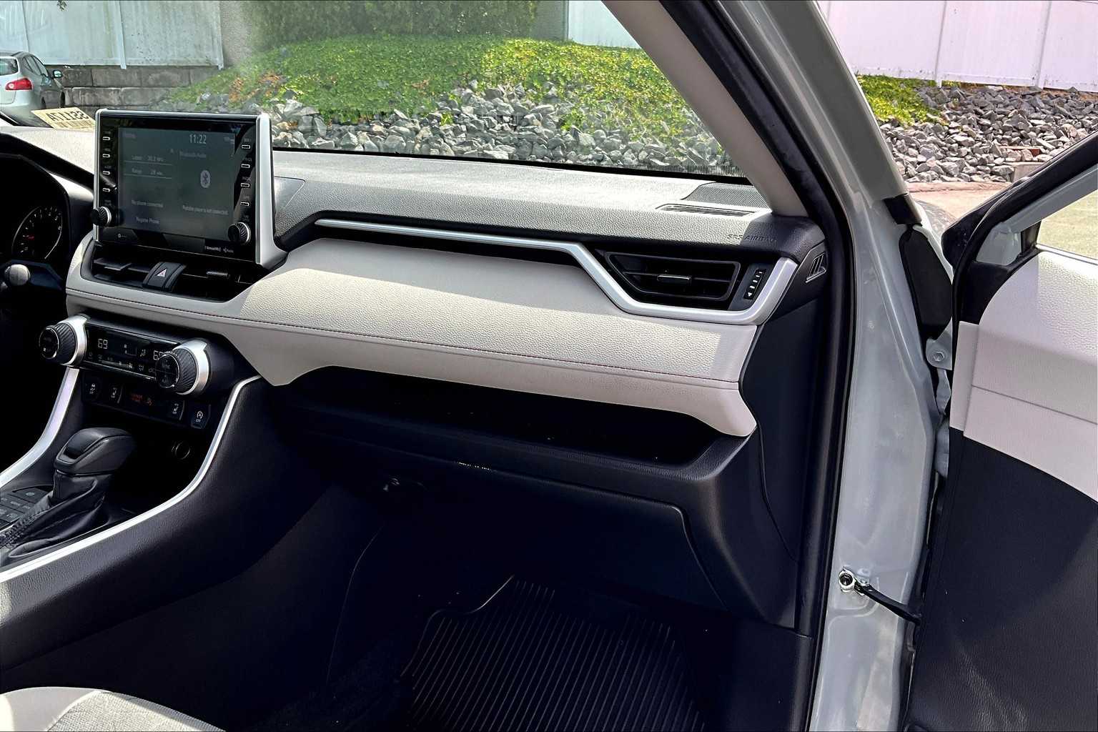 2022 Toyota RAV4 XLE - Photo 13
