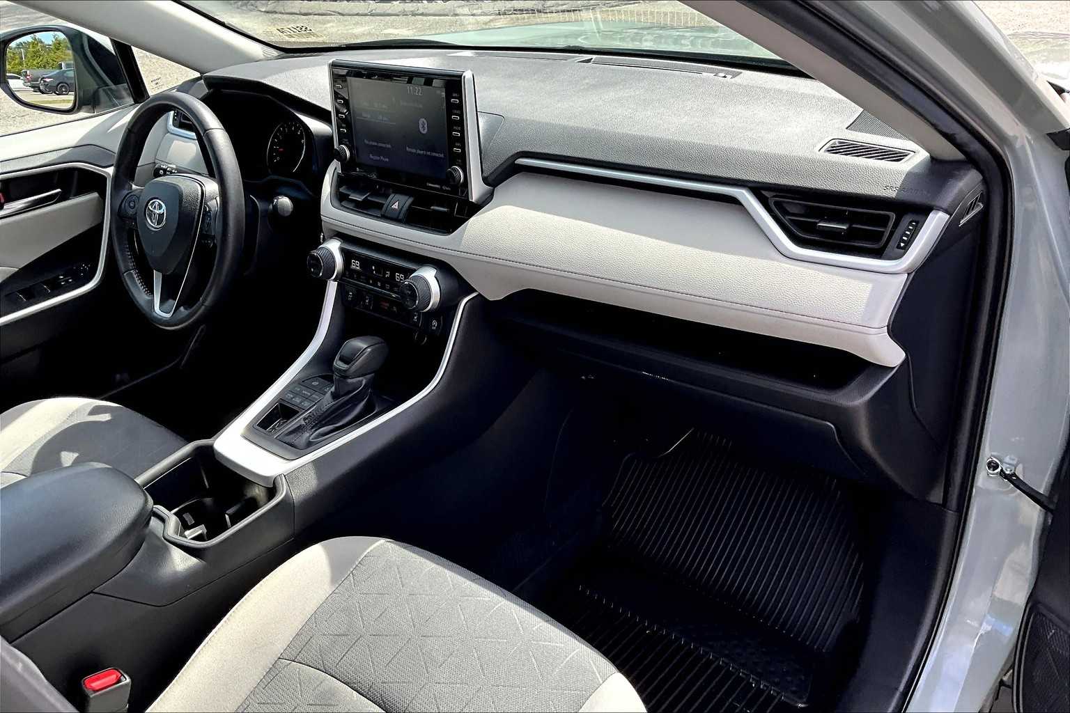2022 Toyota RAV4 XLE - Photo 14