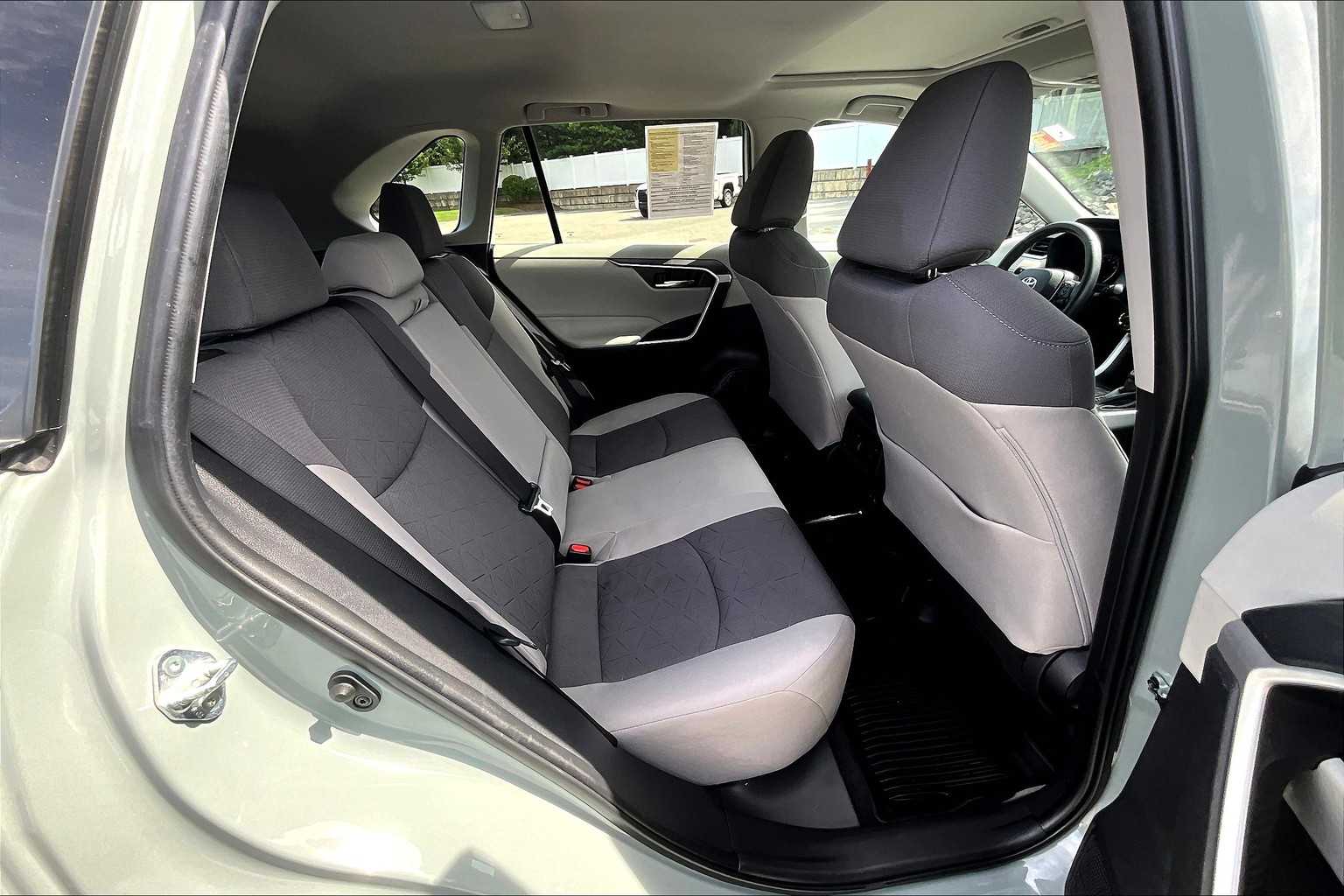 2022 Toyota RAV4 XLE - Photo 16