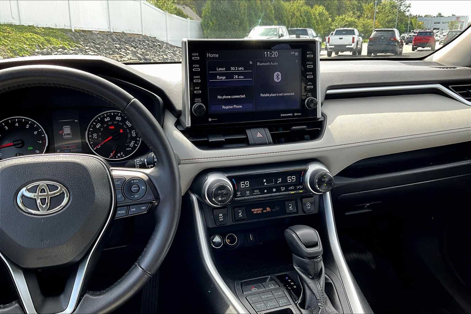 2022 Toyota RAV4 XLE - Photo 18