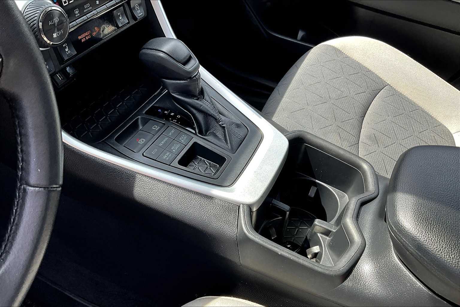 2022 Toyota RAV4 XLE - Photo 20