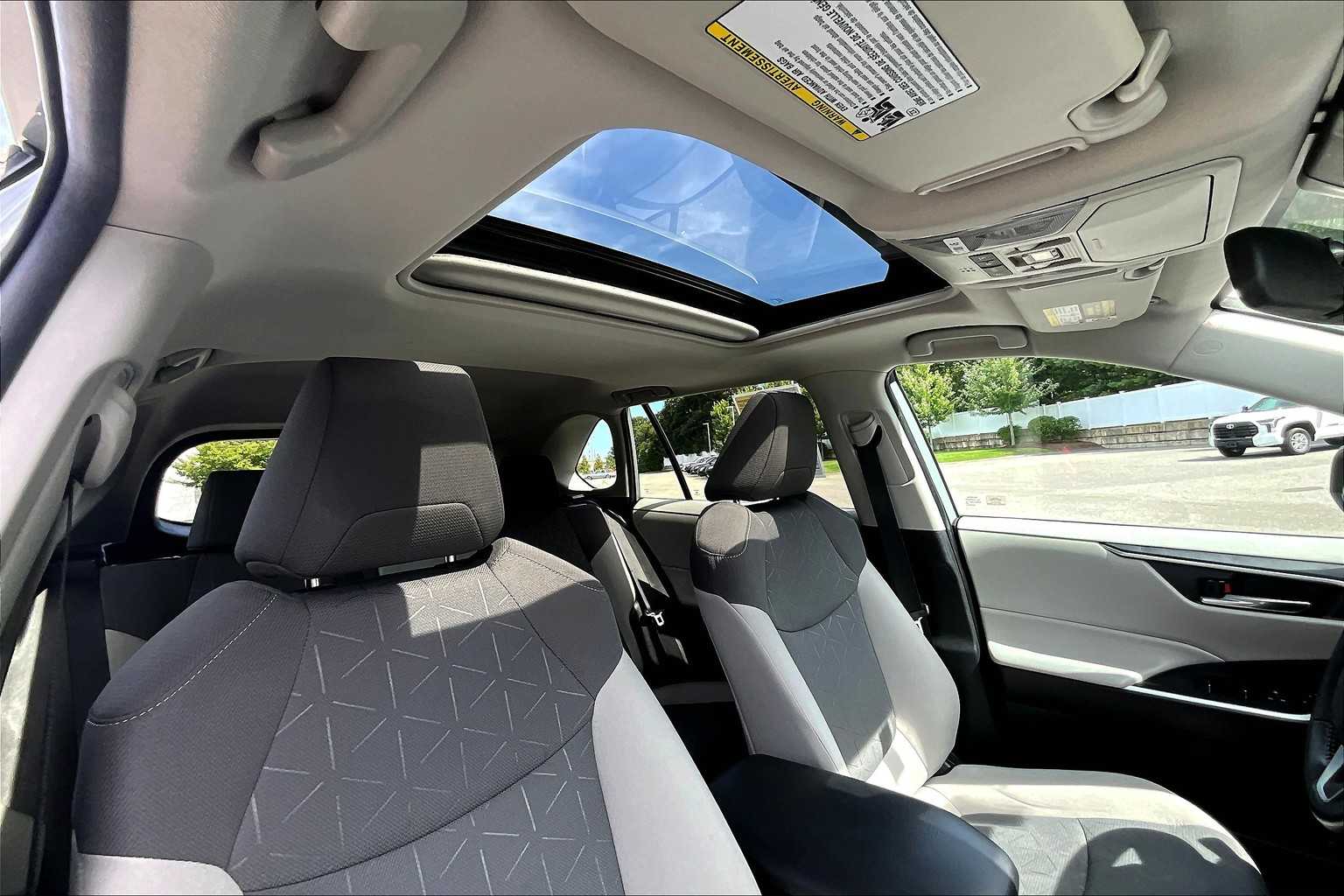 2022 Toyota RAV4 XLE - Photo 22