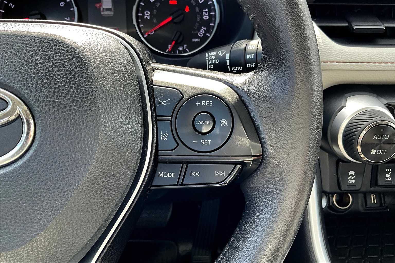 2022 Toyota RAV4 XLE - Photo 24
