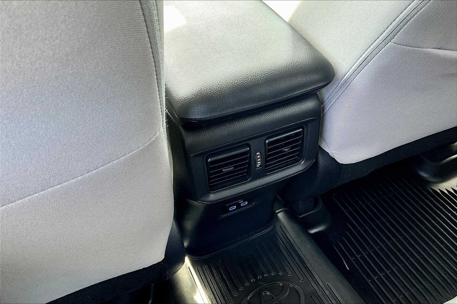 2022 Toyota RAV4 XLE - Photo 28
