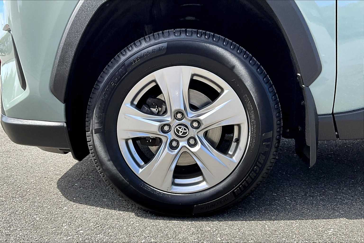 2022 Toyota RAV4 XLE - Photo 7