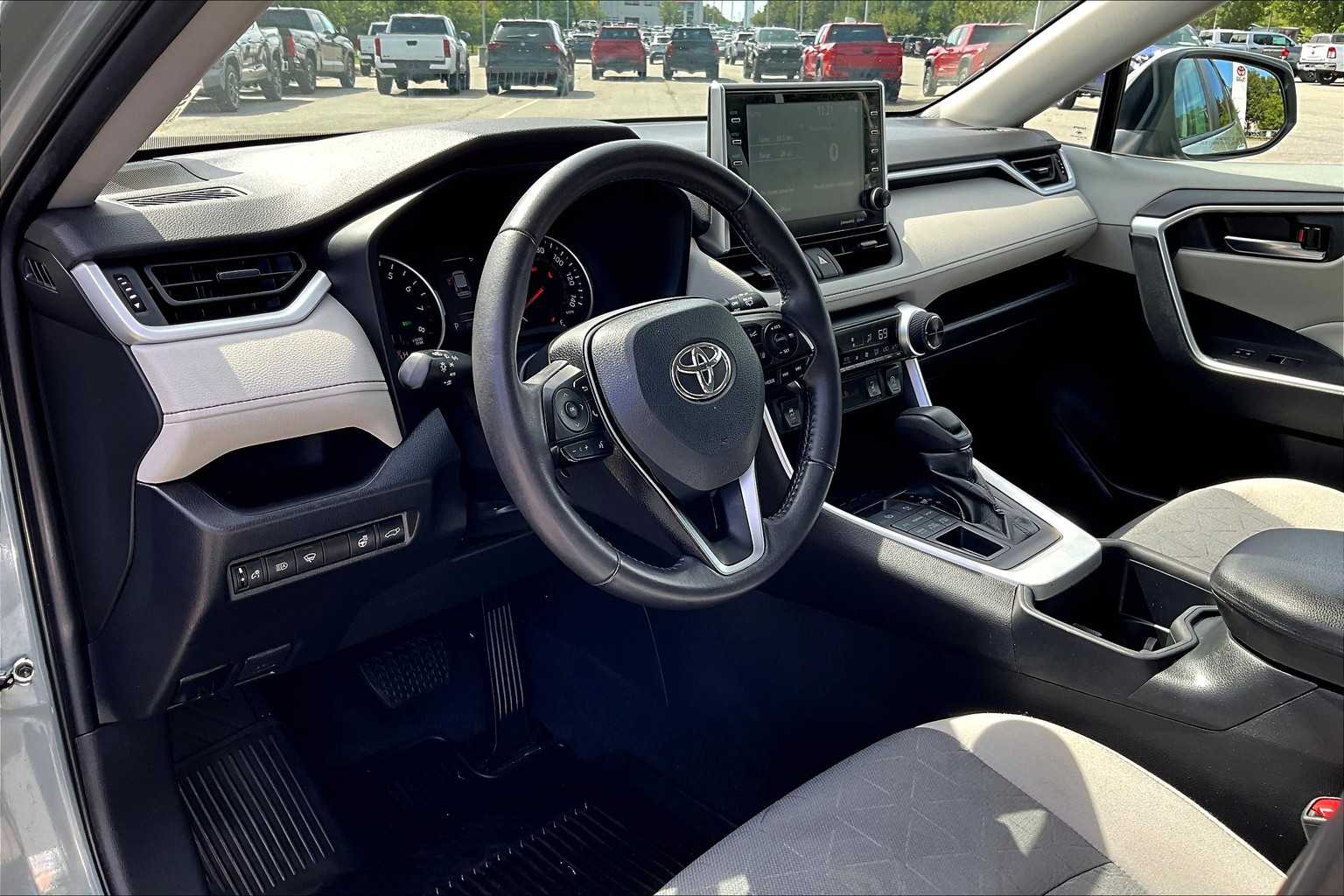 2022 Toyota RAV4 XLE - Photo 8