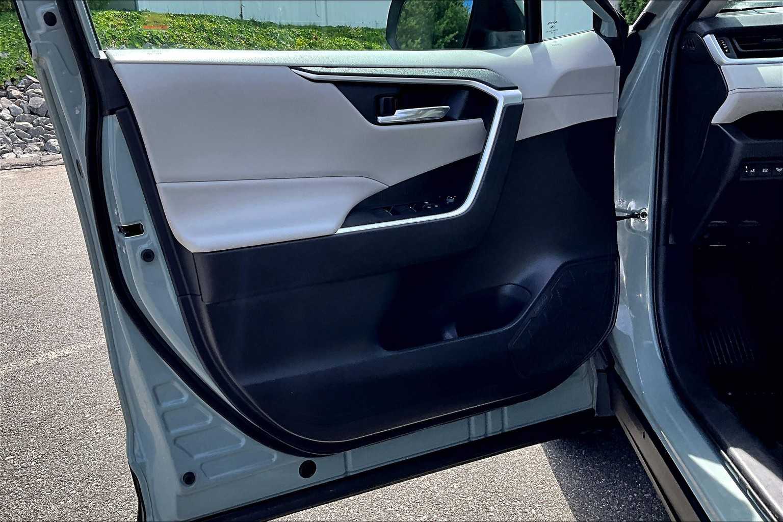 2022 Toyota RAV4 XLE - Photo 9