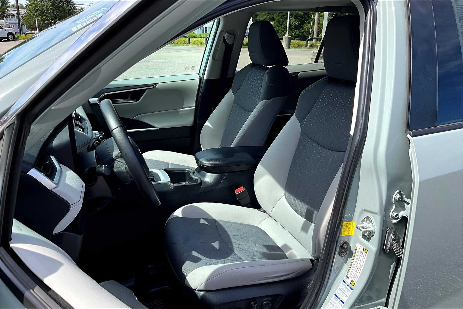 2022 Toyota RAV4 XLE - Photo 10