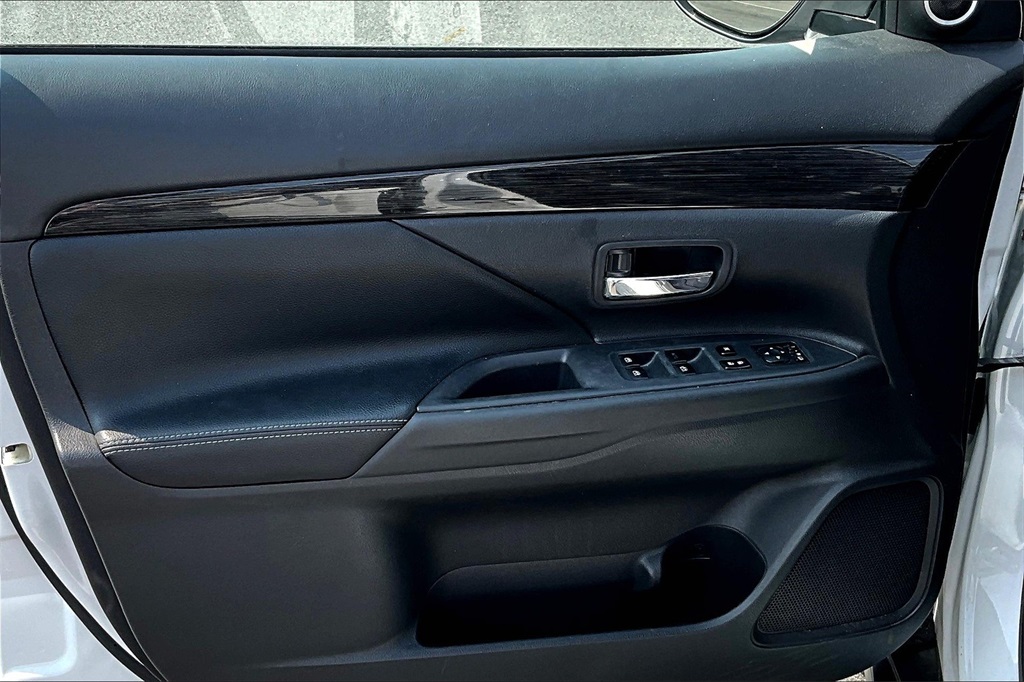 2017 Mitsubishi Outlander GT - Photo 9