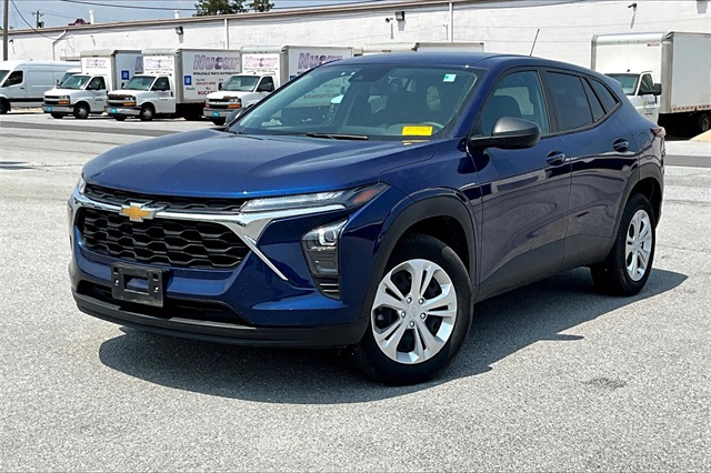 2024 Chevrolet Trax LS - Photo 2