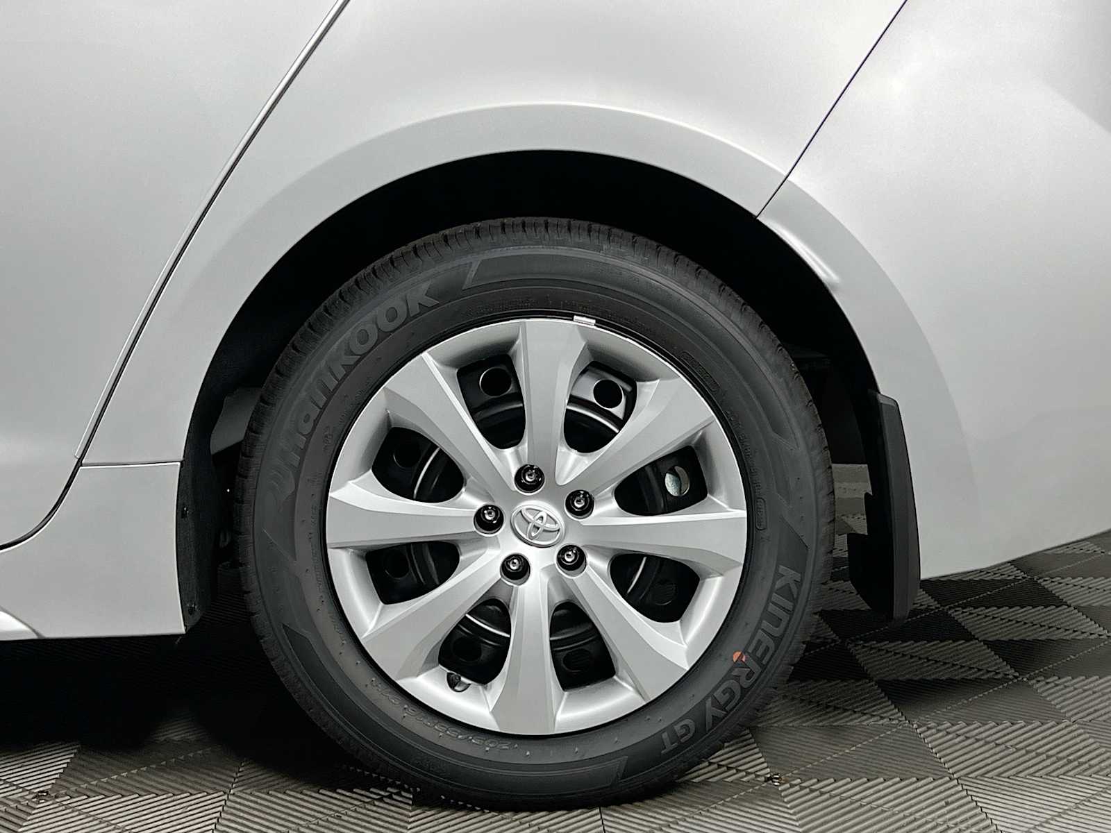 2025 Toyota Corolla LE - Photo 18