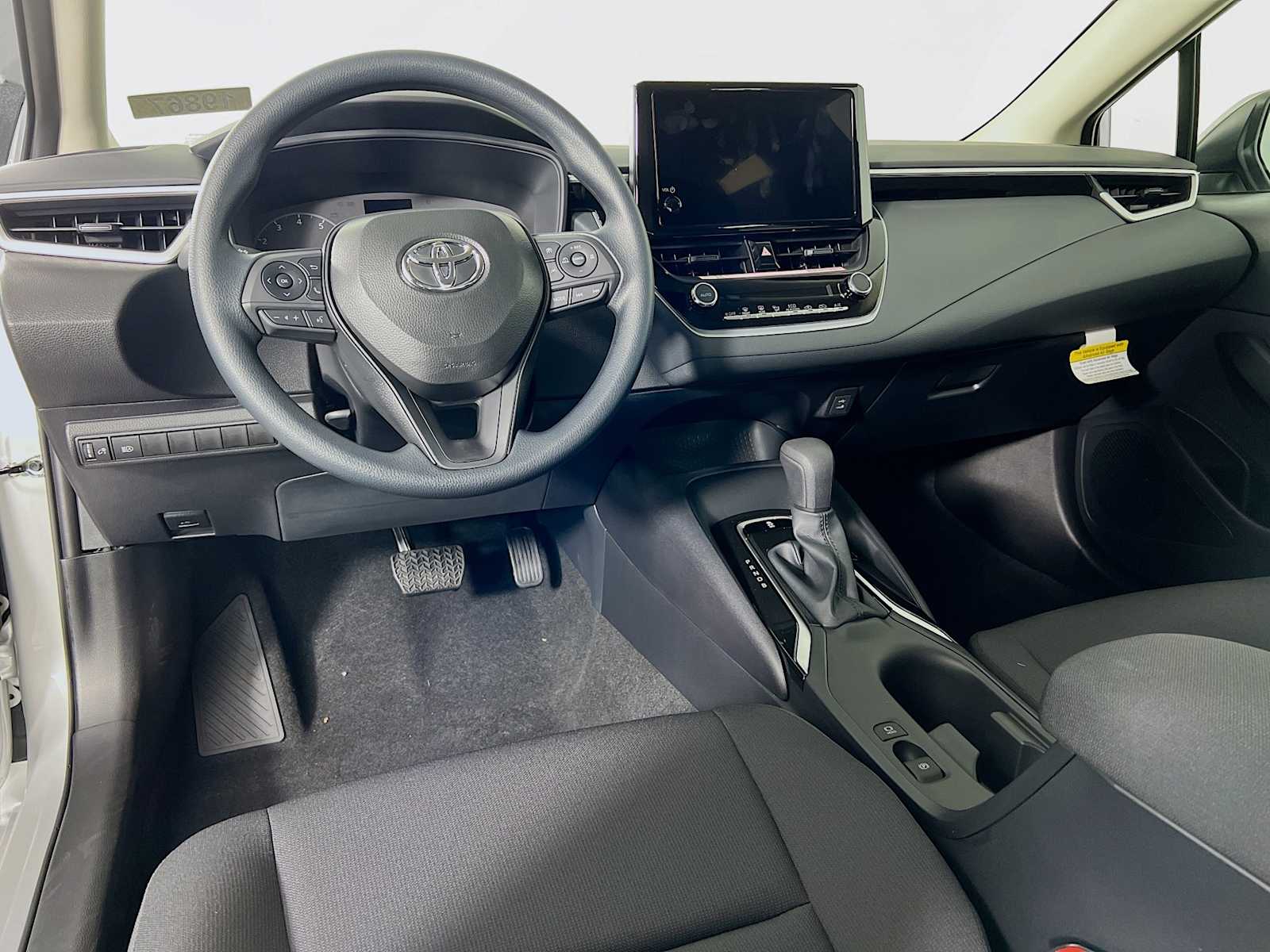 2025 Toyota Corolla LE - Photo 6