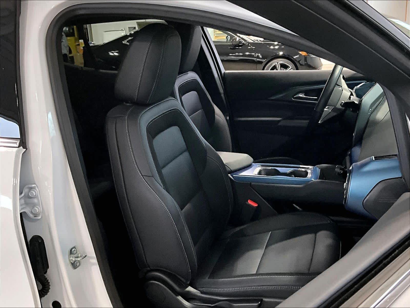 2025 Chevrolet Equinox EV LT - Photo 11