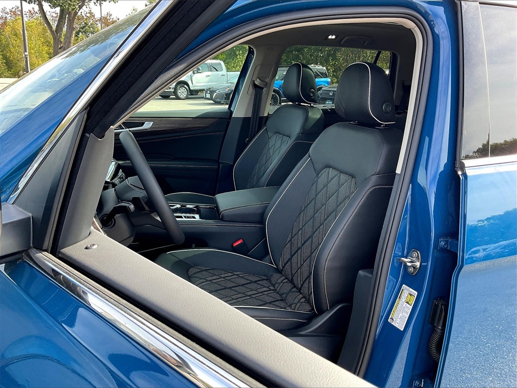 2025 Volkswagen Atlas 2.0T SEL Premium R-Line - Photo 11