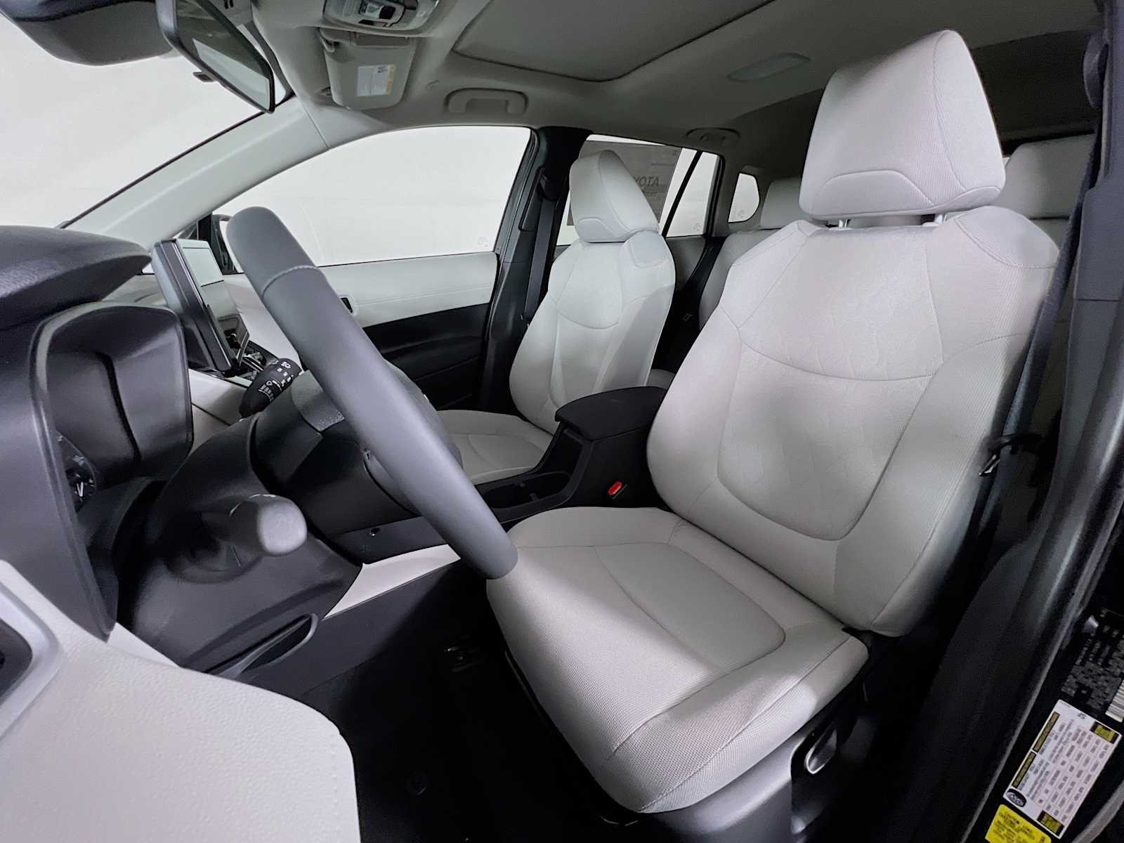 2025 Toyota Corolla Cross LE - Photo 12