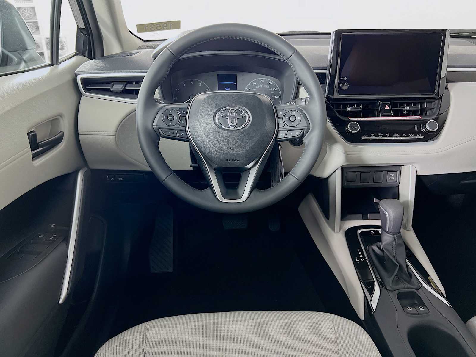 2025 Toyota Corolla Cross LE - Photo 15