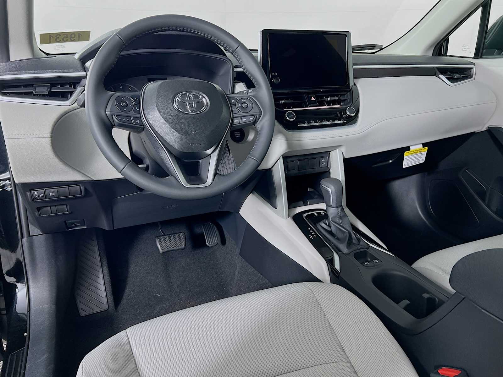 2025 Toyota Corolla Cross LE - Photo 6