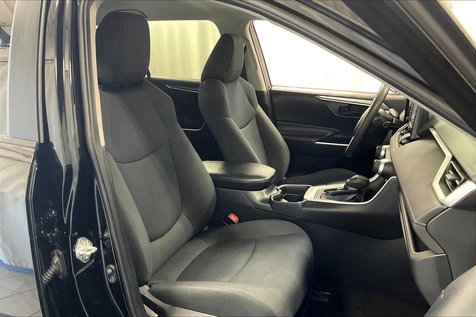 2020 Toyota RAV4 LE - Photo 11