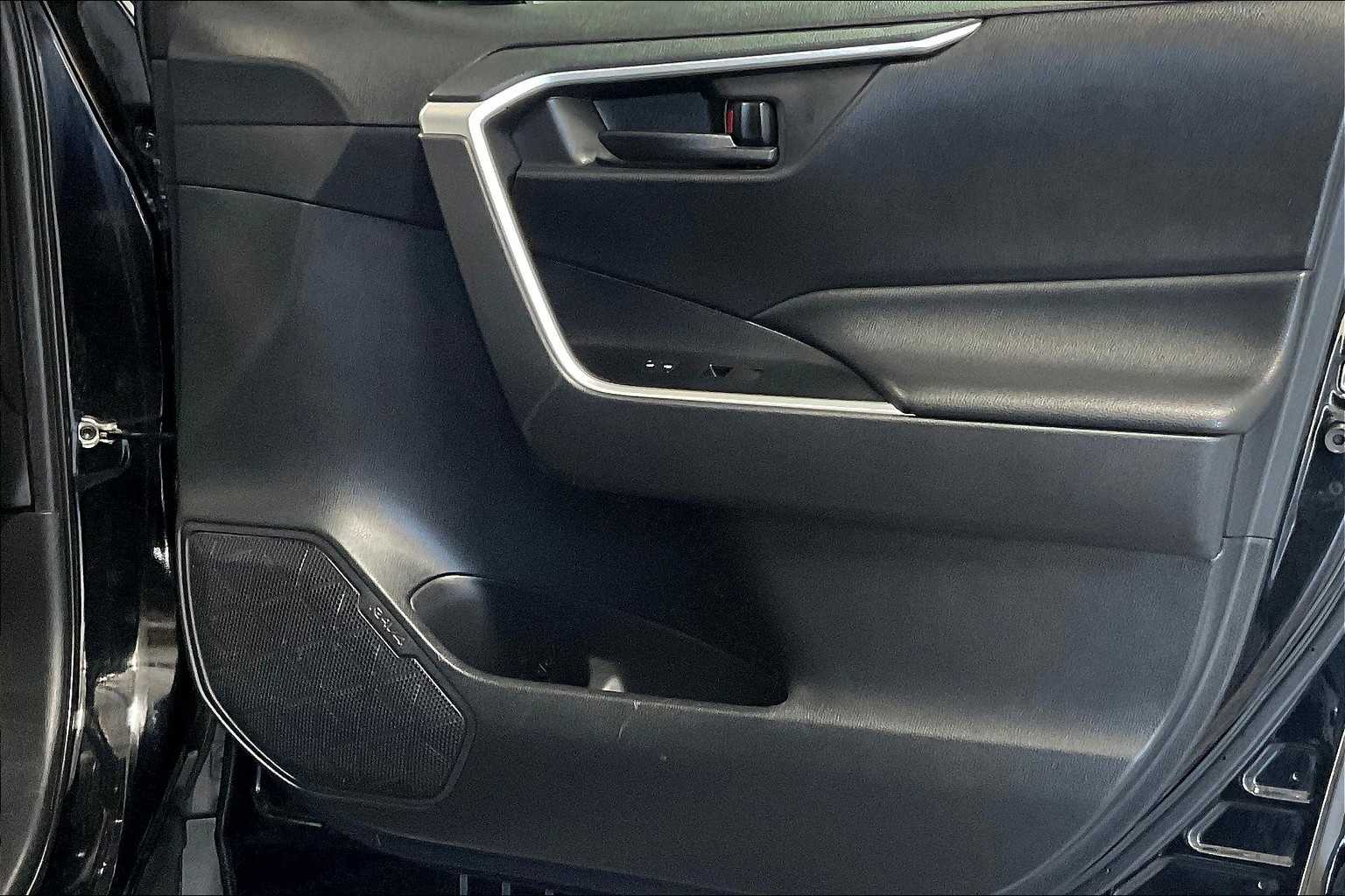 2020 Toyota RAV4 LE - Photo 12
