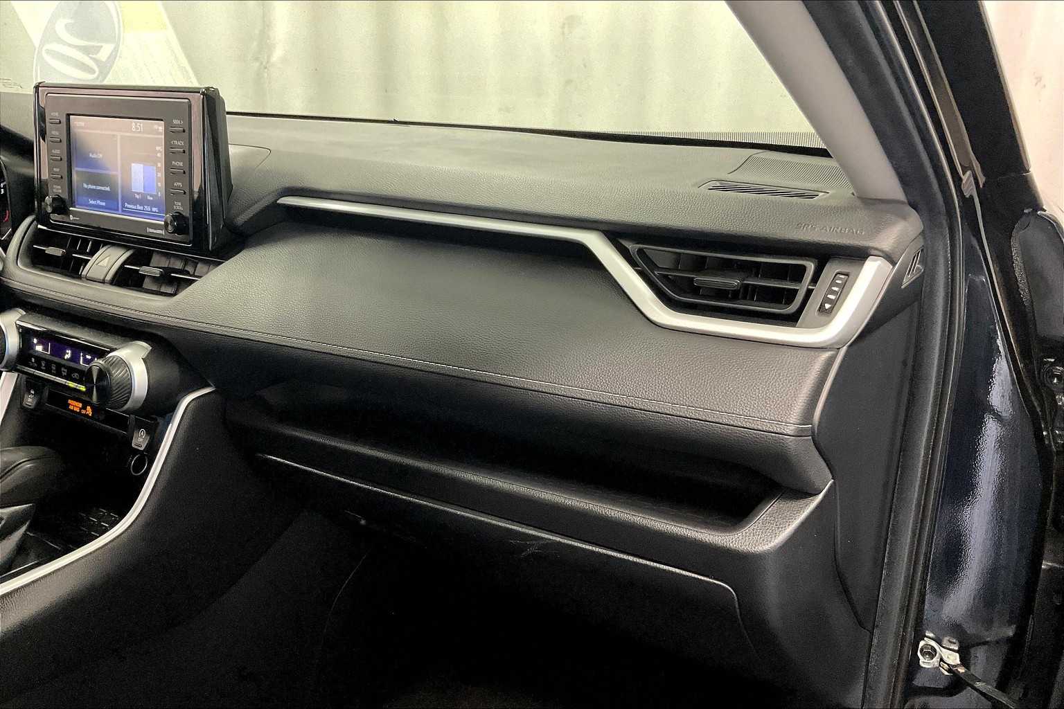 2020 Toyota RAV4 LE - Photo 13