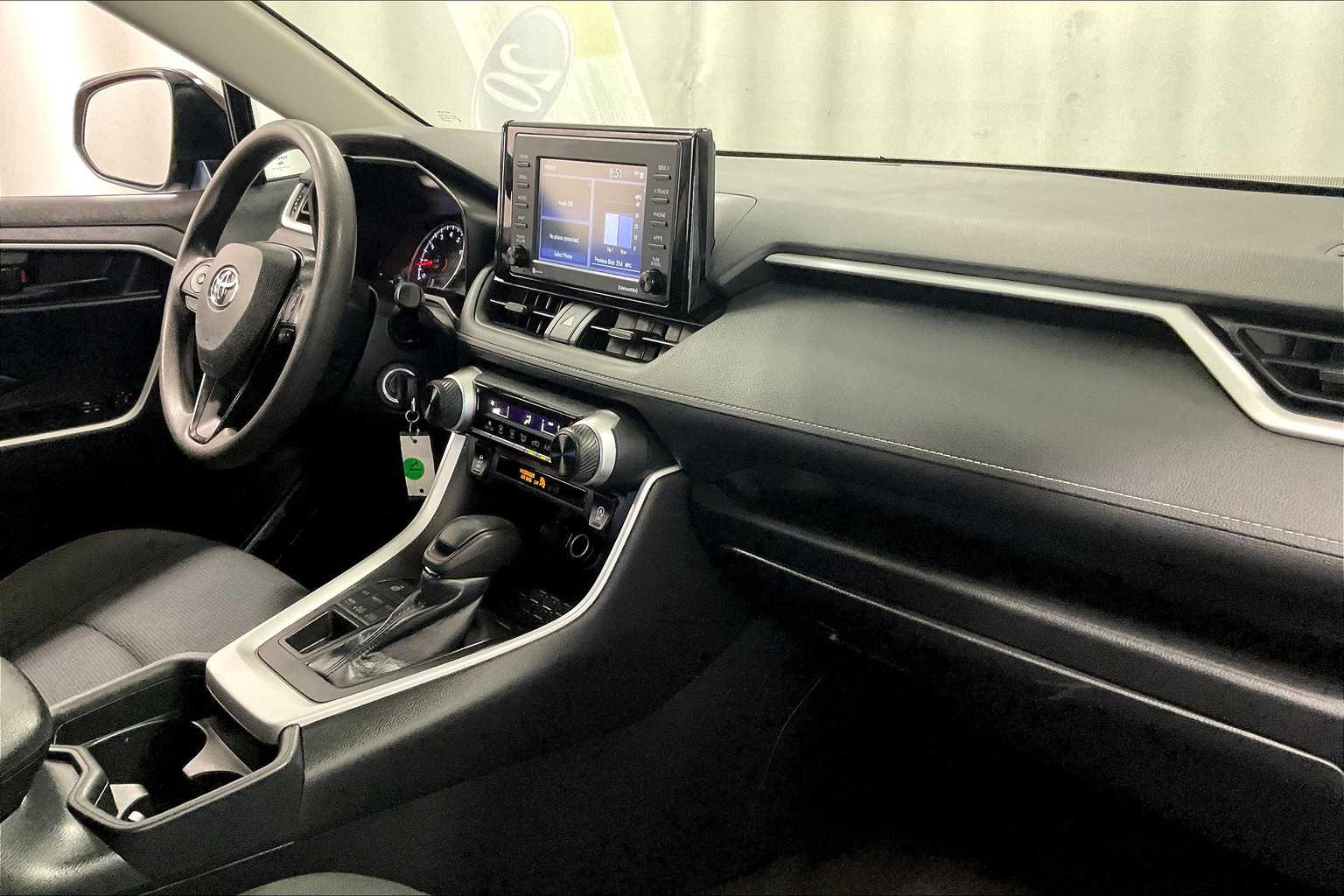 2020 Toyota RAV4 LE - Photo 14