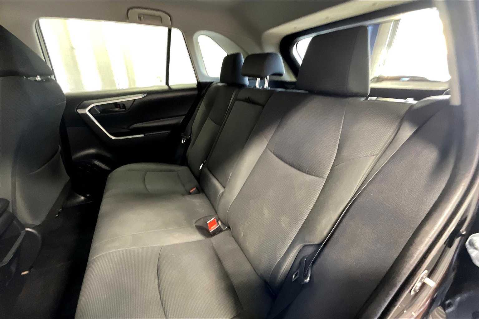 2020 Toyota RAV4 LE - Photo 15
