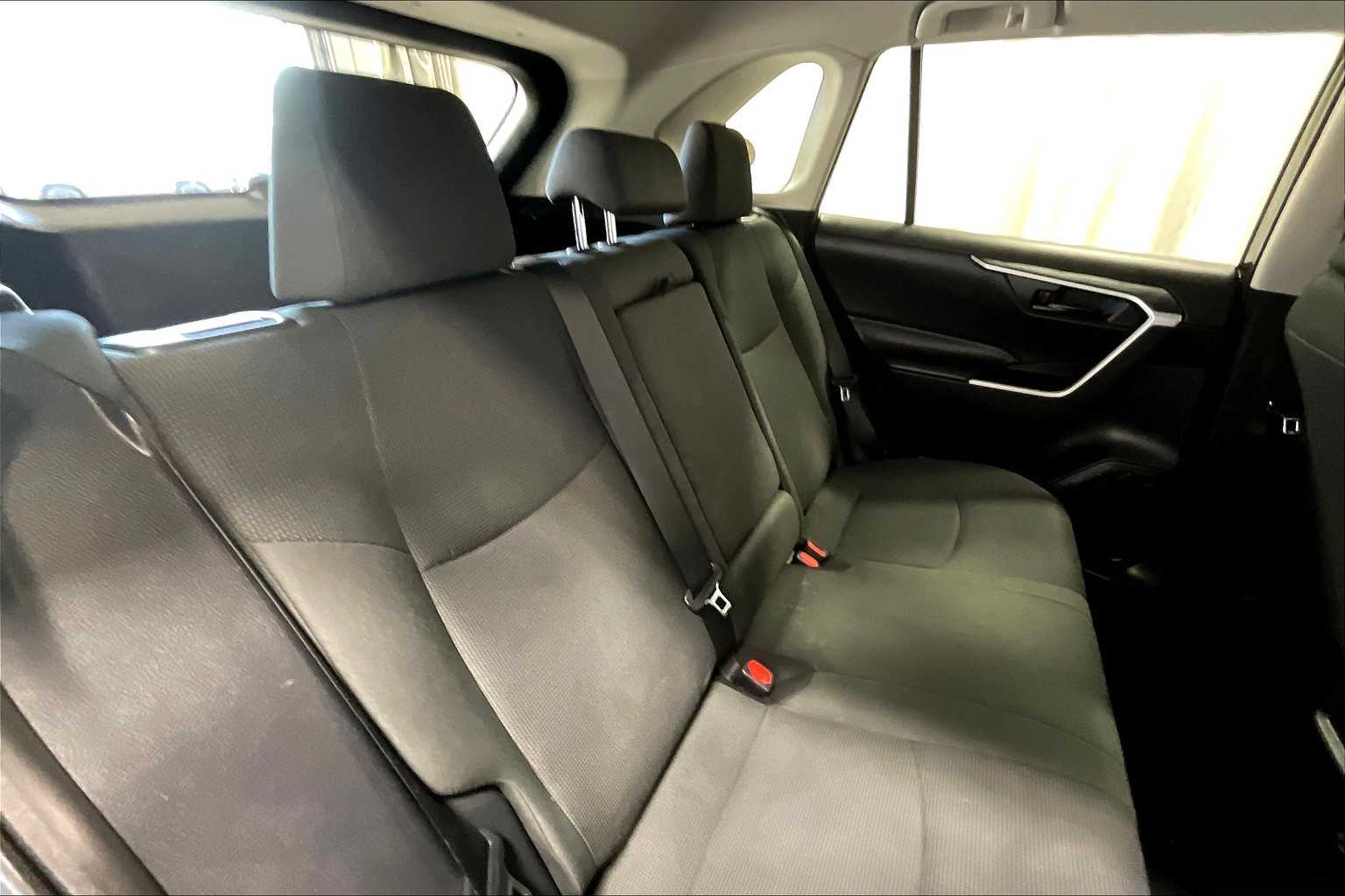 2020 Toyota RAV4 LE - Photo 16