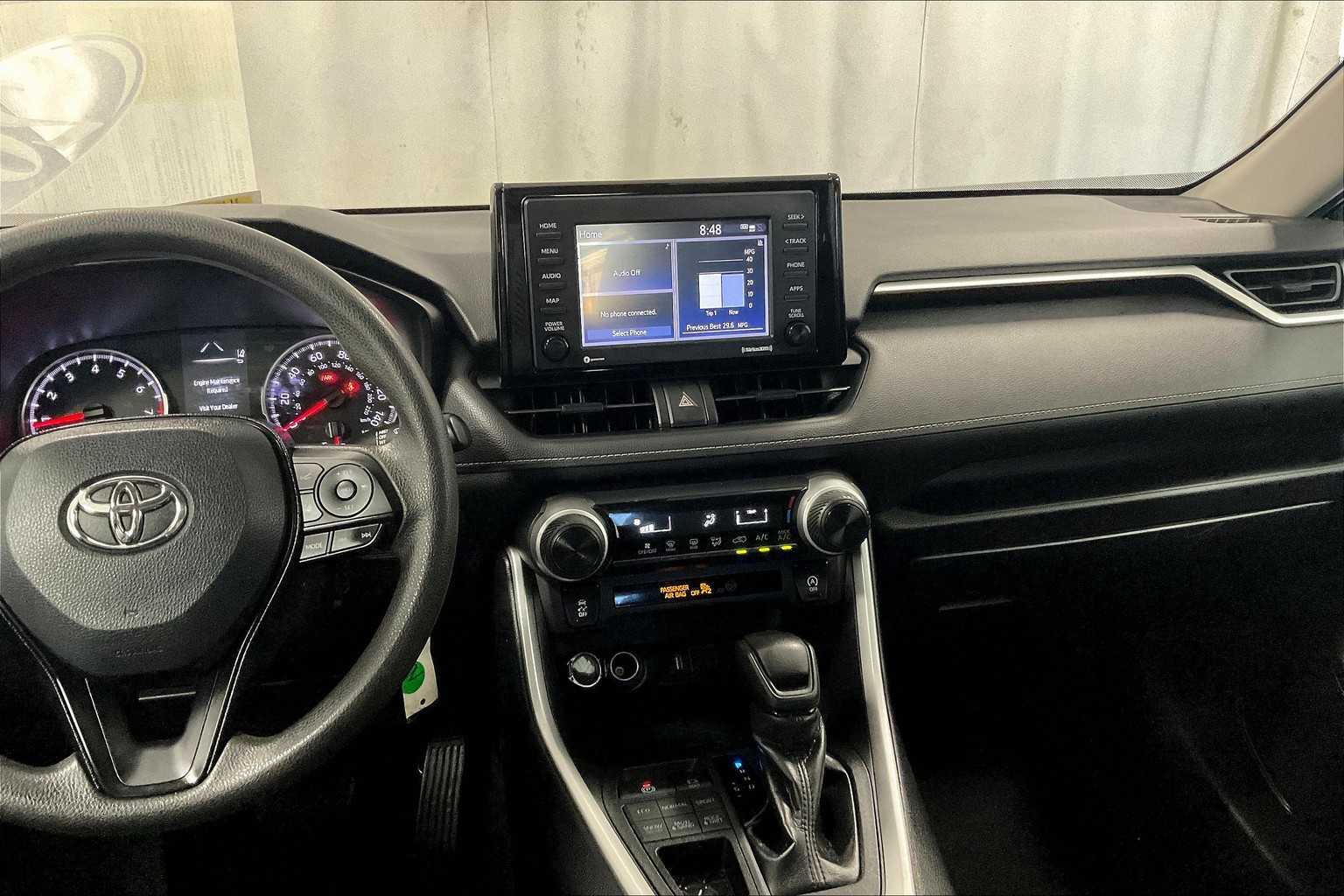 2020 Toyota RAV4 LE - Photo 18