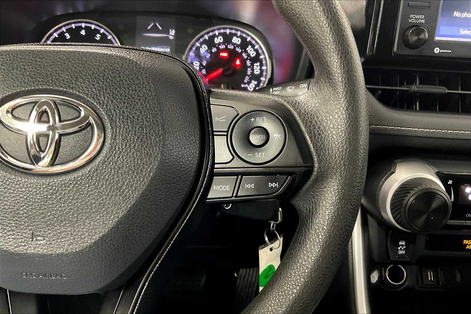 2020 Toyota RAV4 LE - Photo 23
