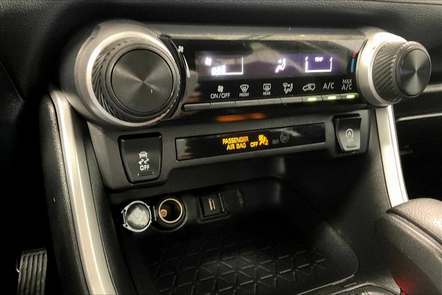 2020 Toyota RAV4 LE - Photo 25