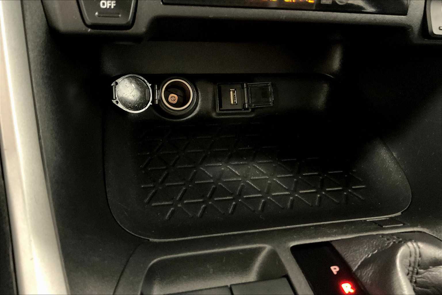 2020 Toyota RAV4 LE - Photo 26