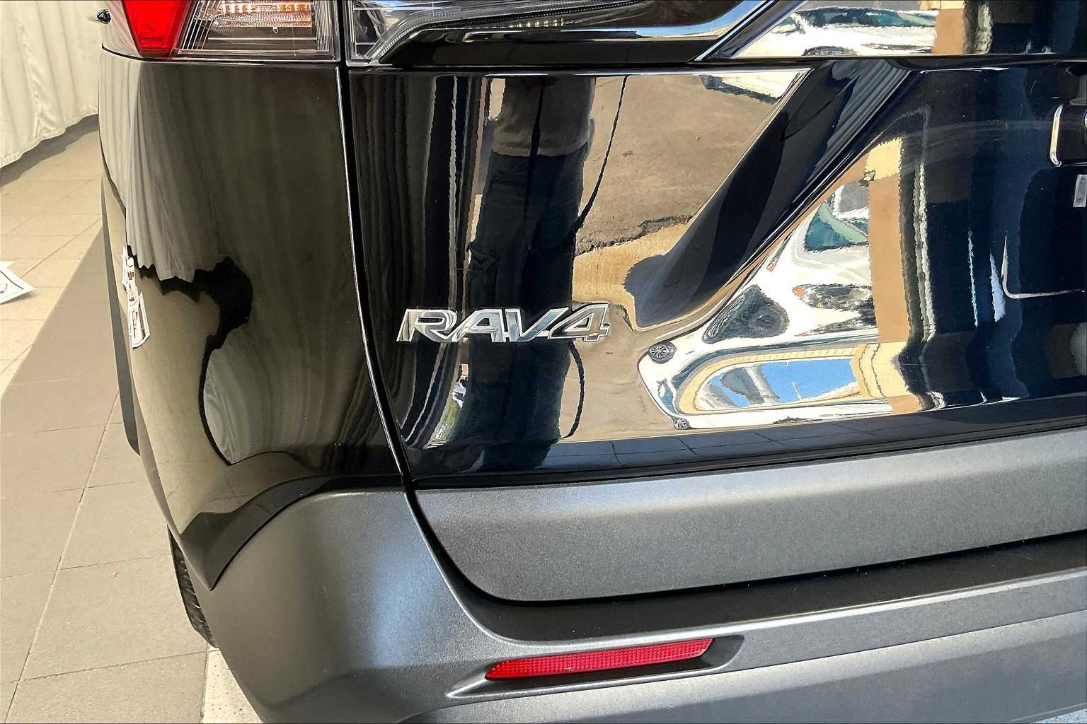 2020 Toyota RAV4 LE - Photo 28