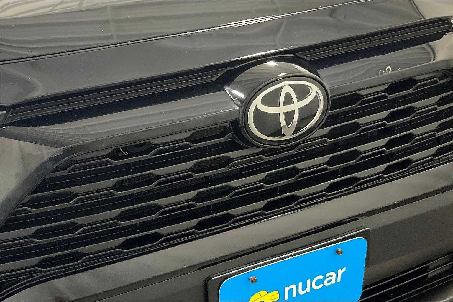 2020 Toyota RAV4 LE - Photo 31