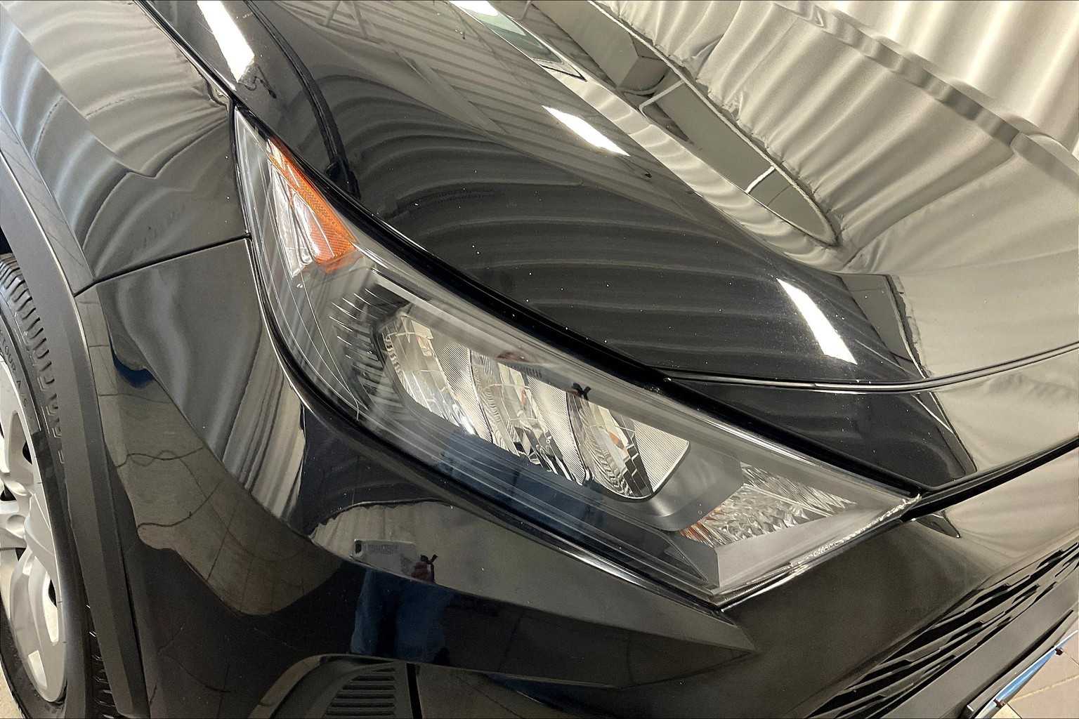 2020 Toyota RAV4 LE - Photo 32