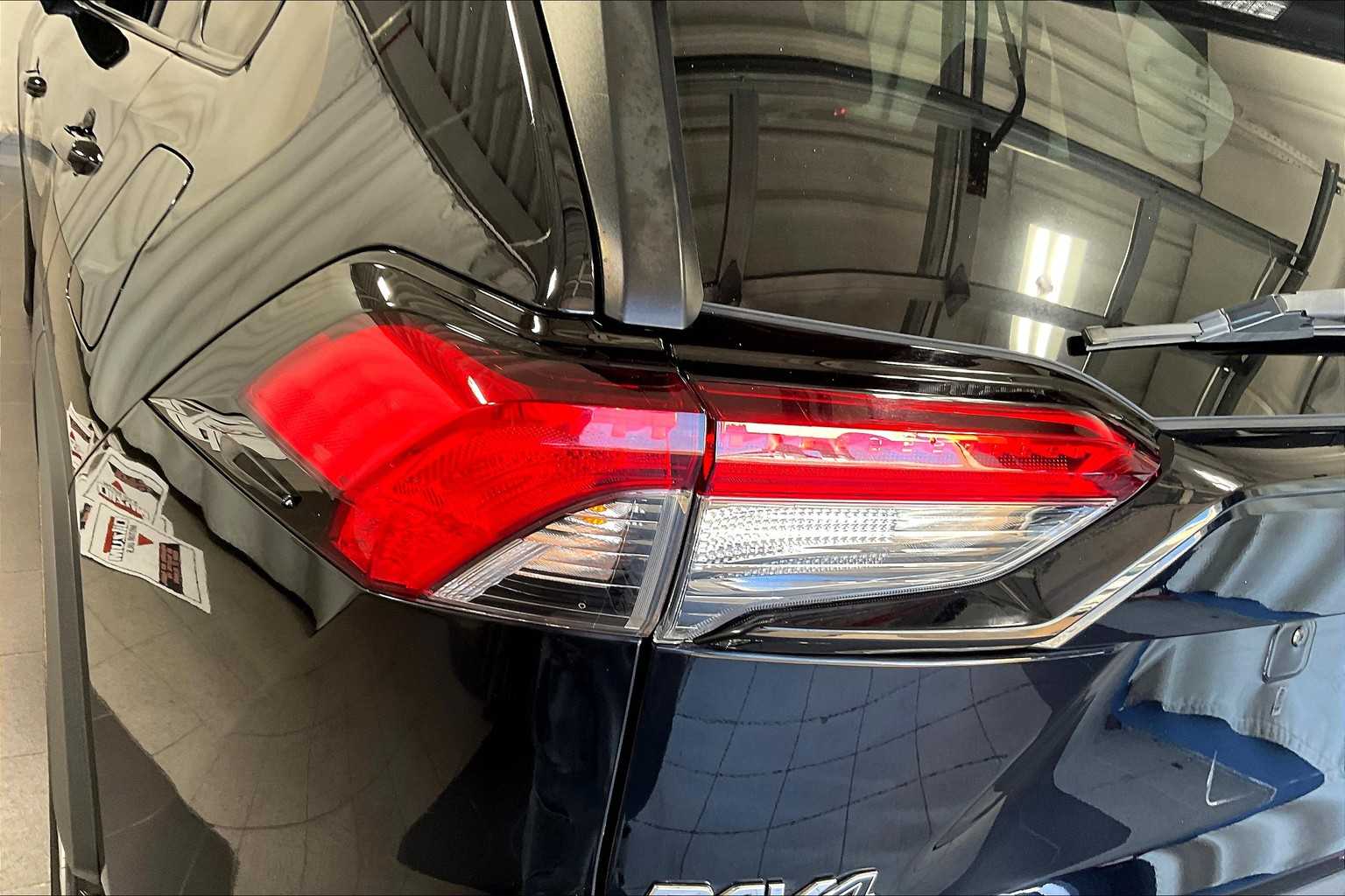 2020 Toyota RAV4 LE - Photo 33