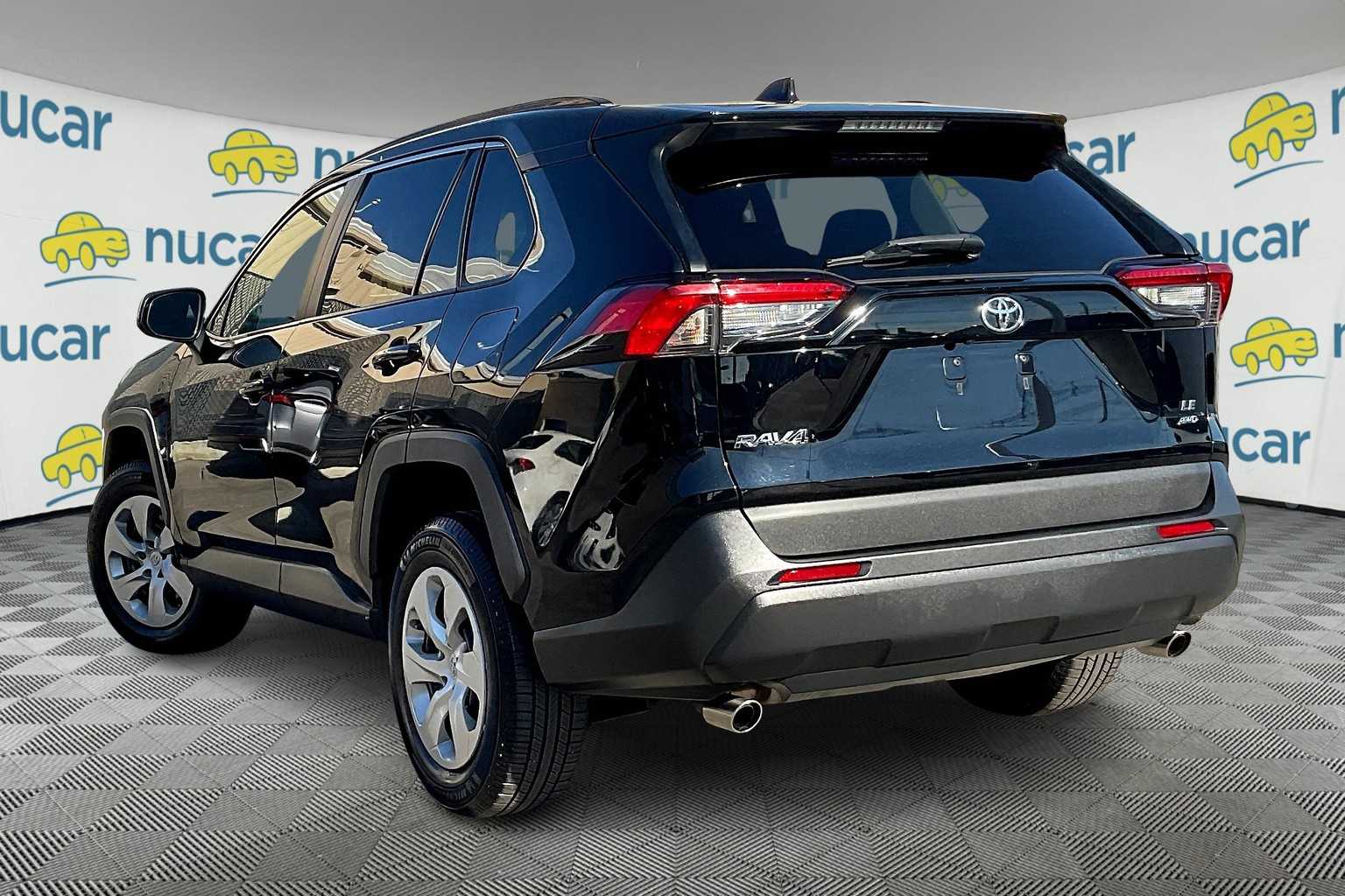 2020 Toyota RAV4 LE - Photo 4