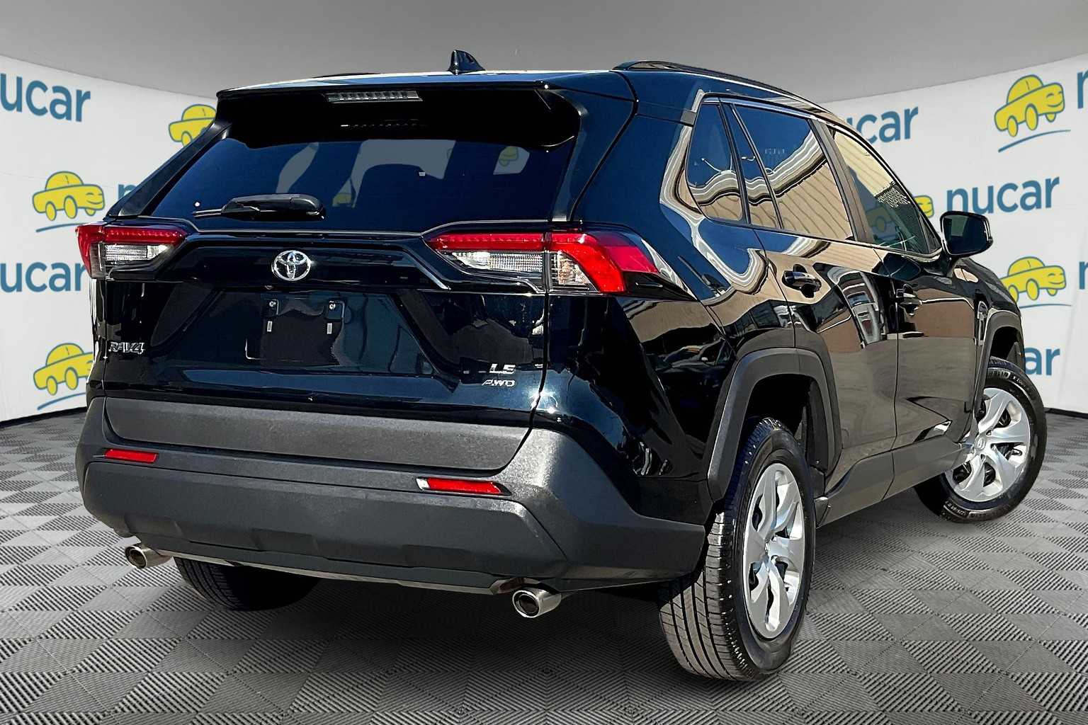 2020 Toyota RAV4 LE - Photo 6