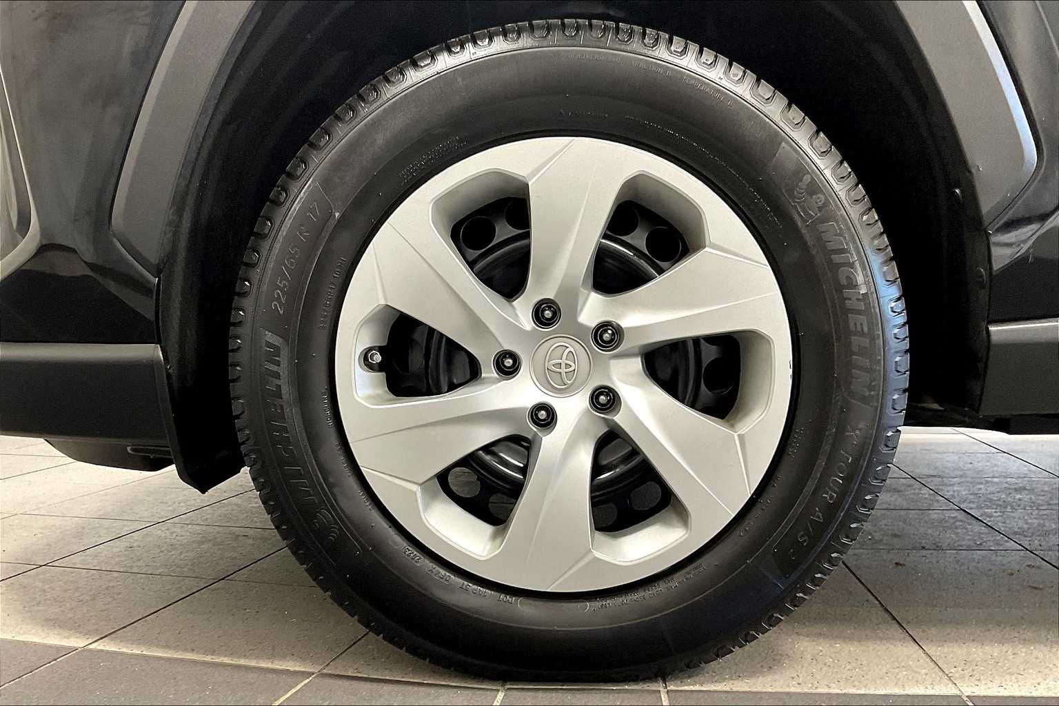 2020 Toyota RAV4 LE - Photo 7