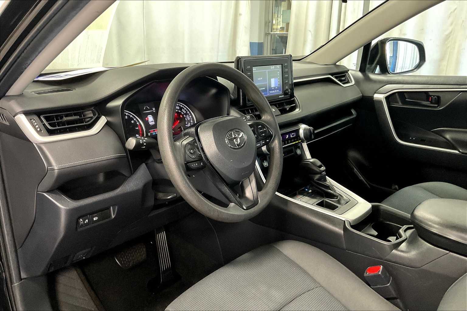 2020 Toyota RAV4 LE - Photo 8