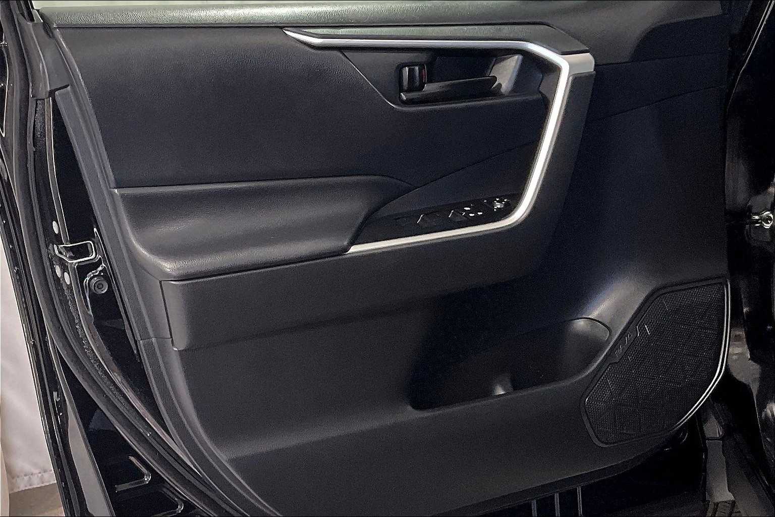 2020 Toyota RAV4 LE - Photo 9
