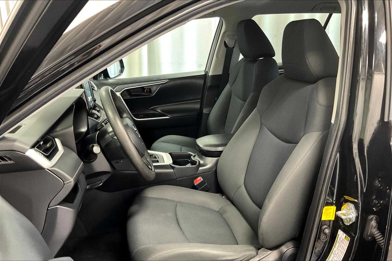 2020 Toyota RAV4 LE - Photo 10