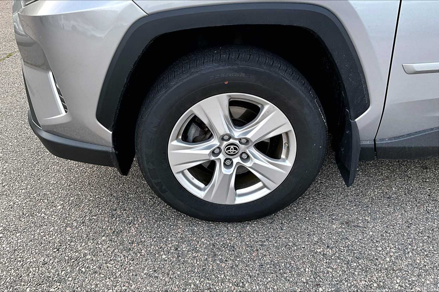 2019 Toyota RAV4 XLE - Photo 4