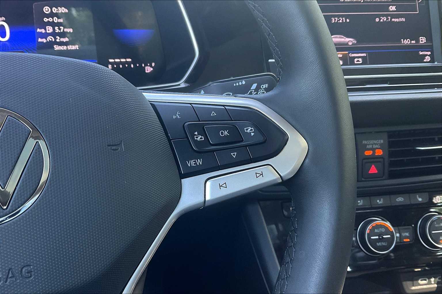 2024 Volkswagen Jetta SE - Photo 24