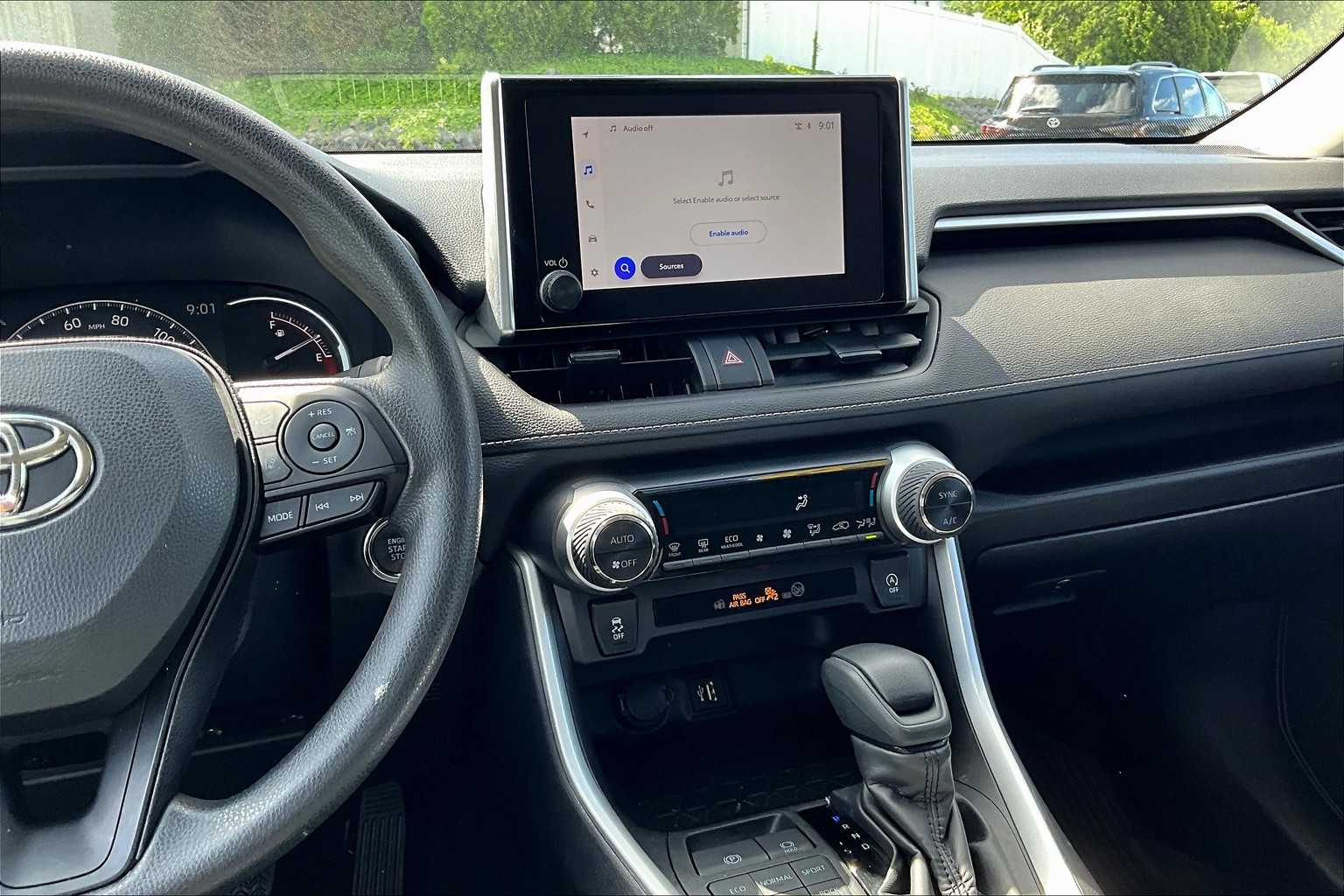 2023 Toyota RAV4 XLE - Photo 18