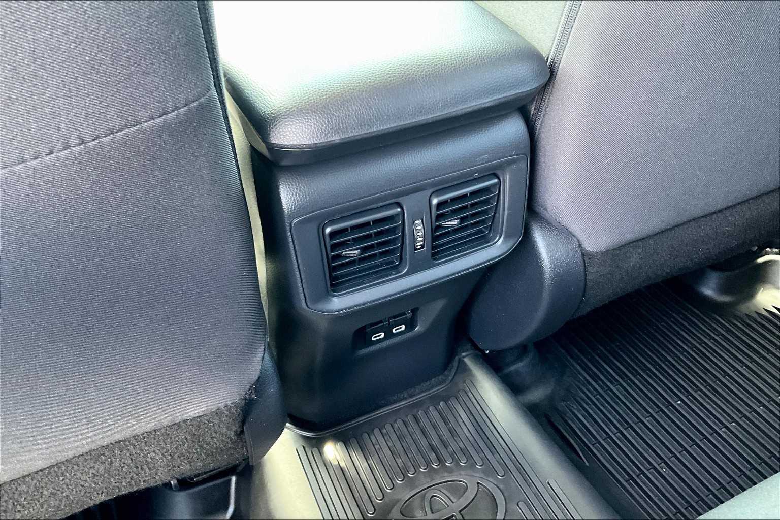 2023 Toyota RAV4 XLE - Photo 28