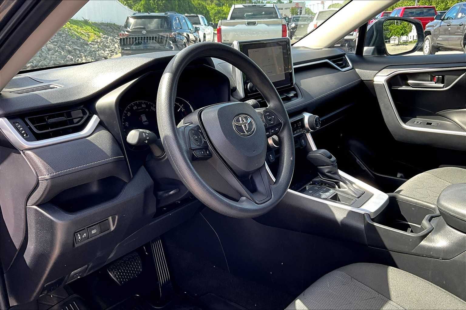 2023 Toyota RAV4 XLE - Photo 8