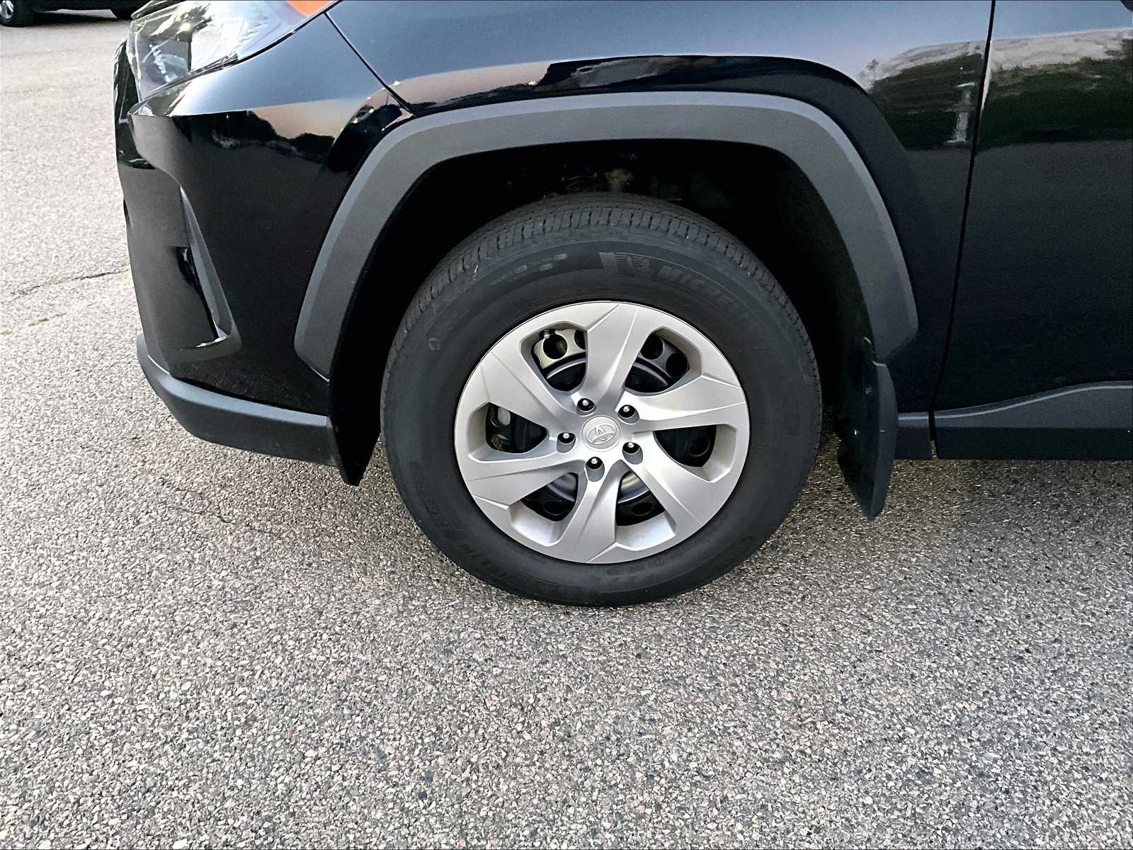 2022 Toyota RAV4 LE - Photo 4