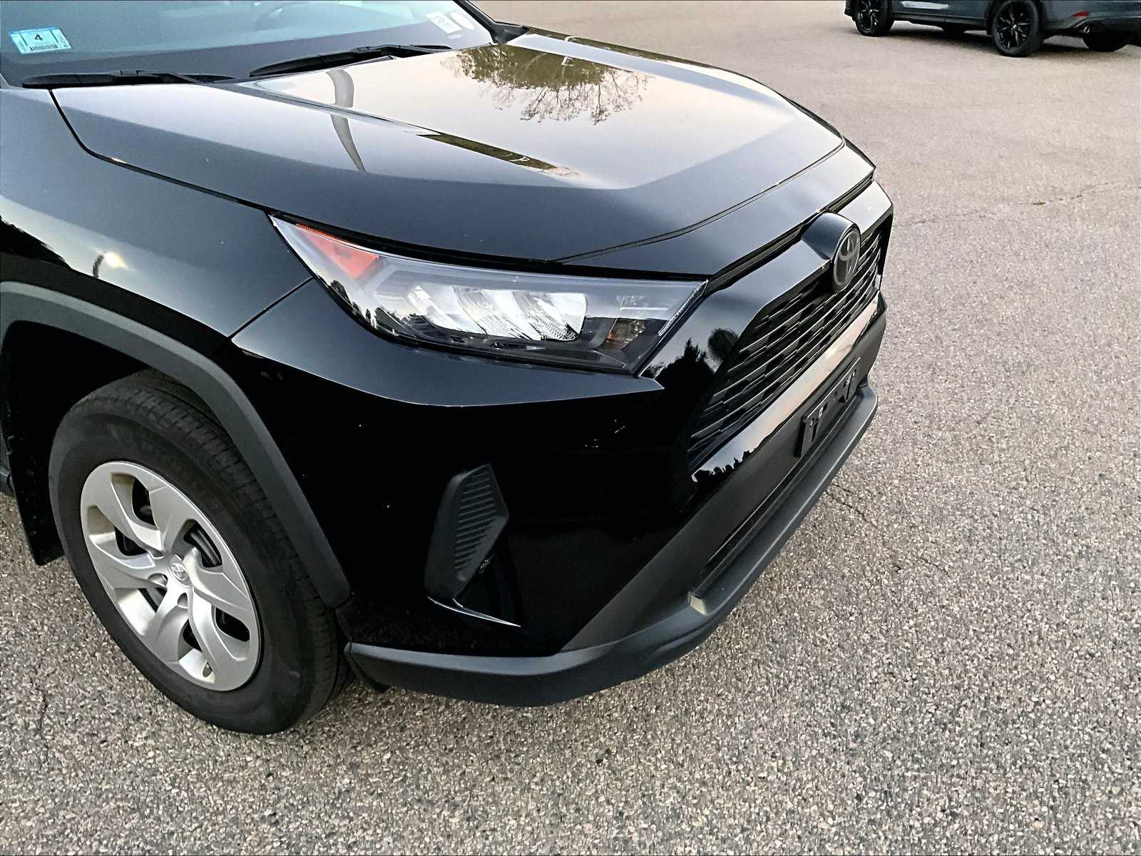 2022 Toyota RAV4 LE - Photo 5
